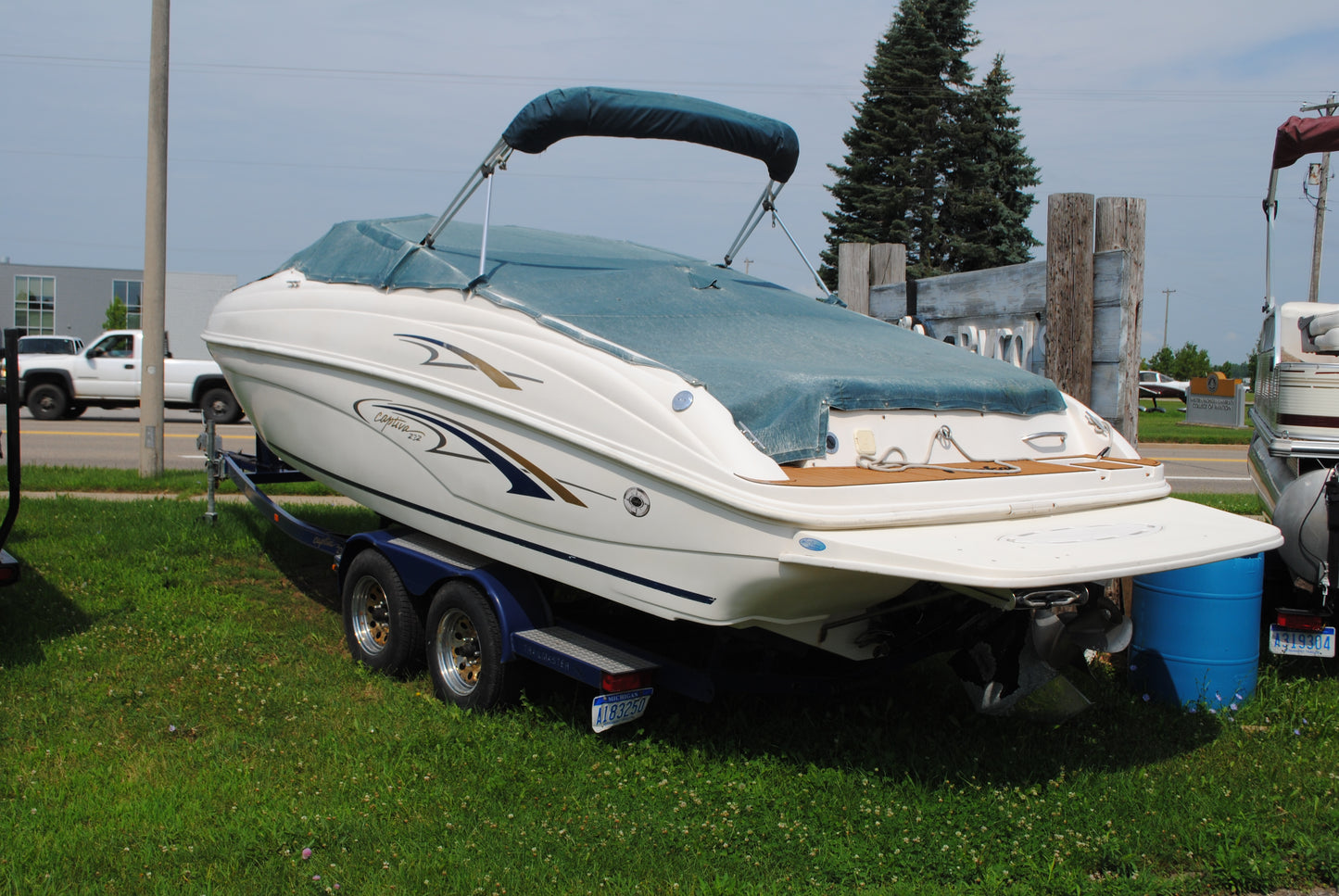 2001 23' RINKER CAPTIVA 32 BR