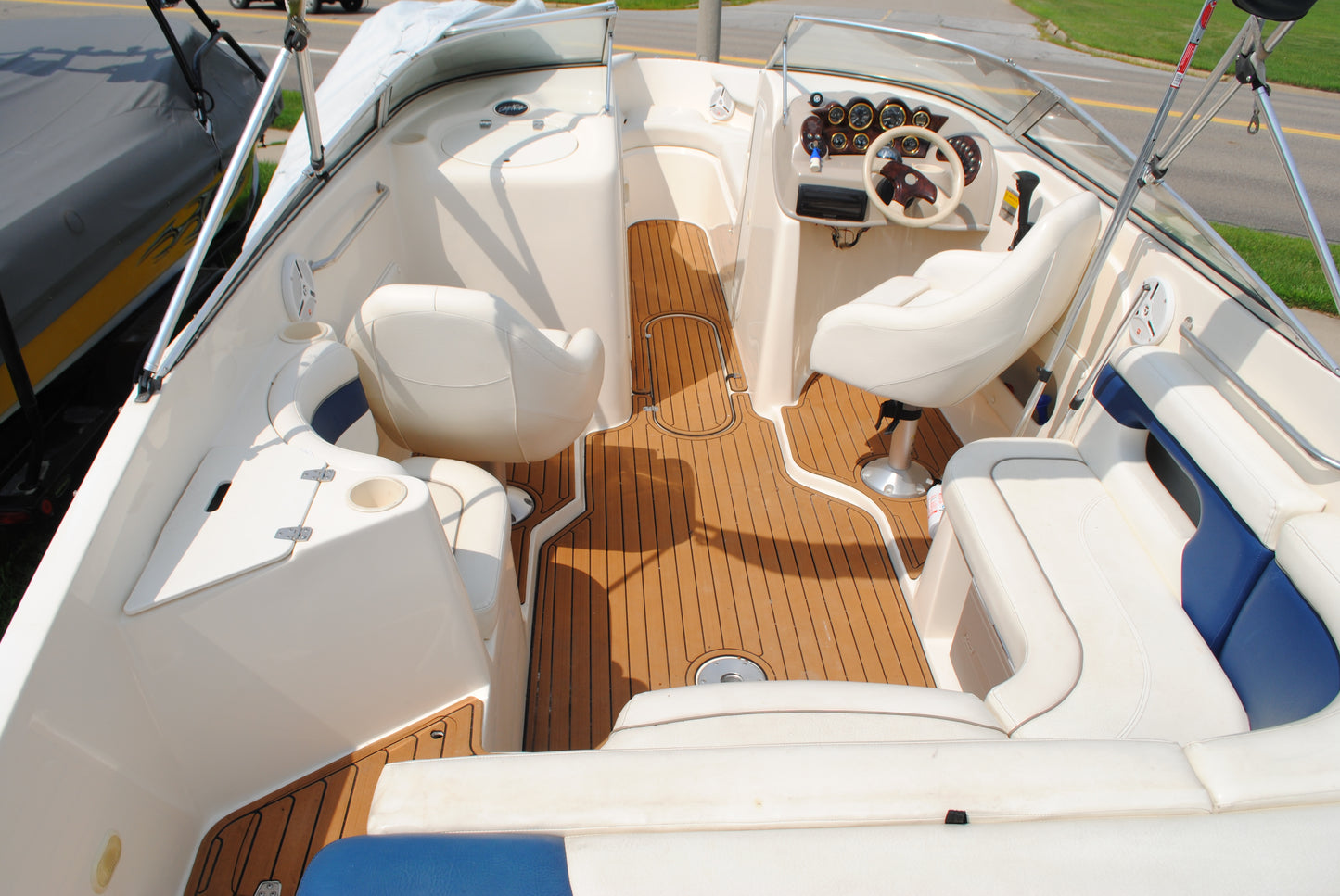 2001 23' RINKER CAPTIVA 32 BR