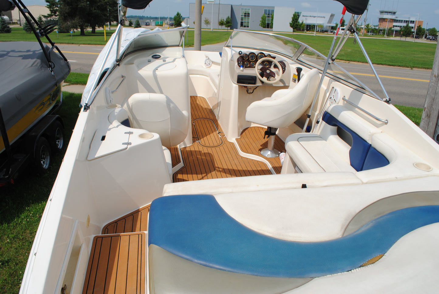 2001 23' RINKER CAPTIVA 32 BR