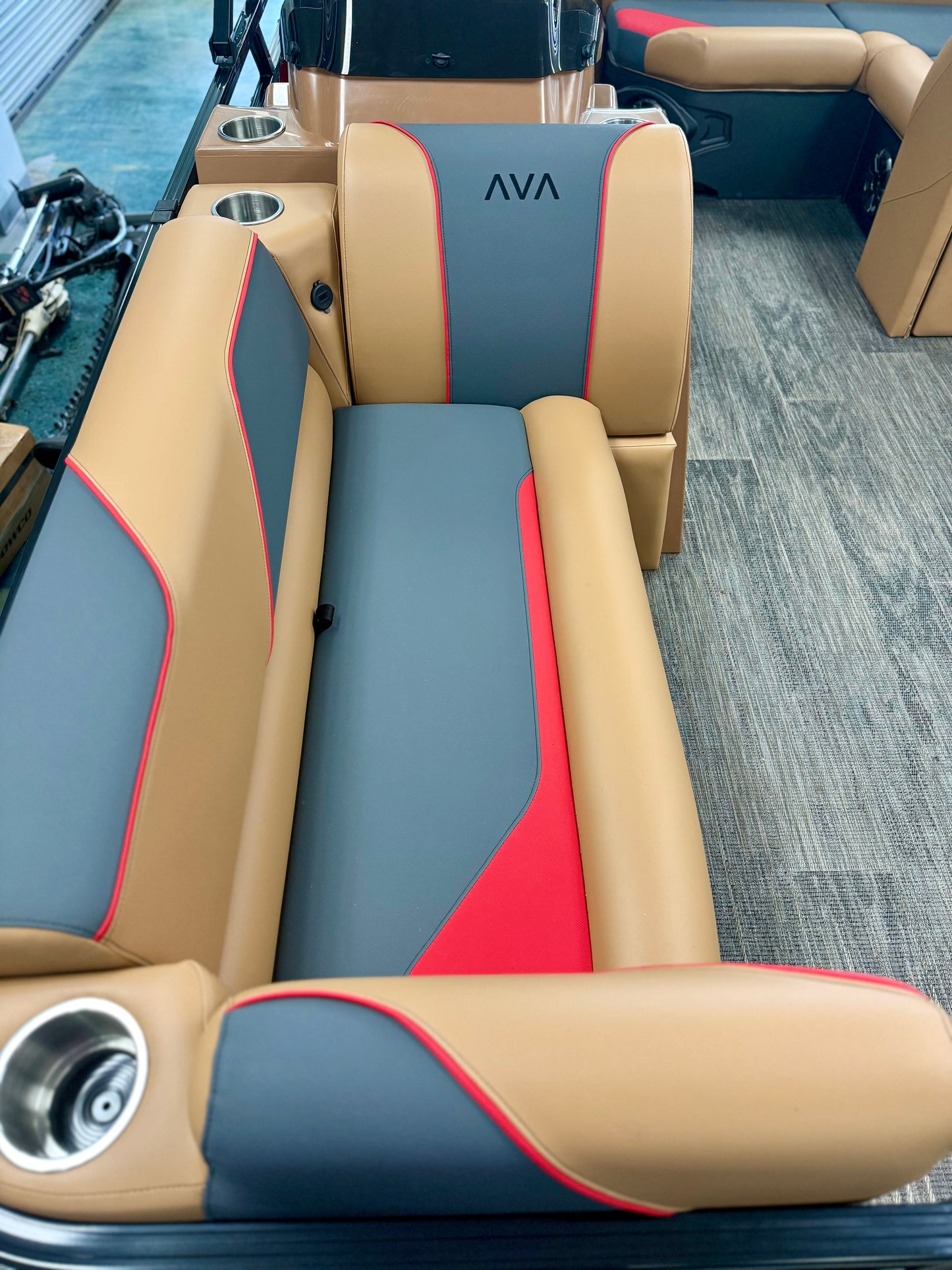 2025 17' AVALON VENTURE CRUISE REAR BENCH PONTOON