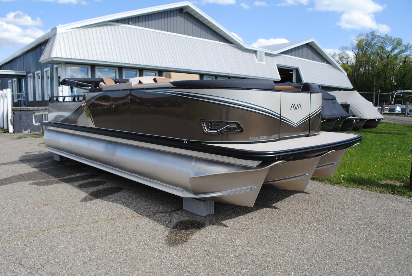 2026 23' AVALON LSZ ENTERTAINER TRITOON