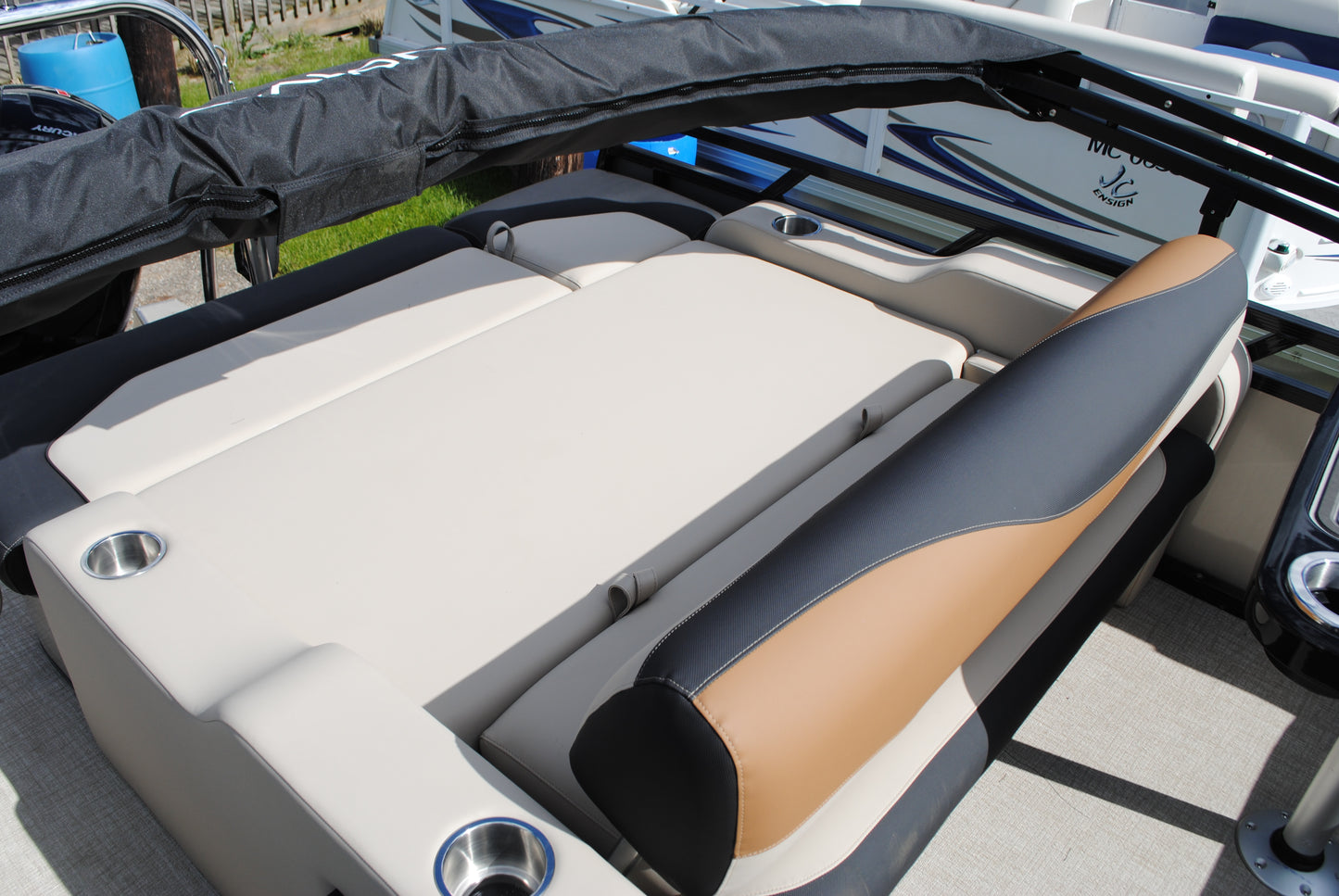2026 23' AVALON LSZ ENTERTAINER TRITOON