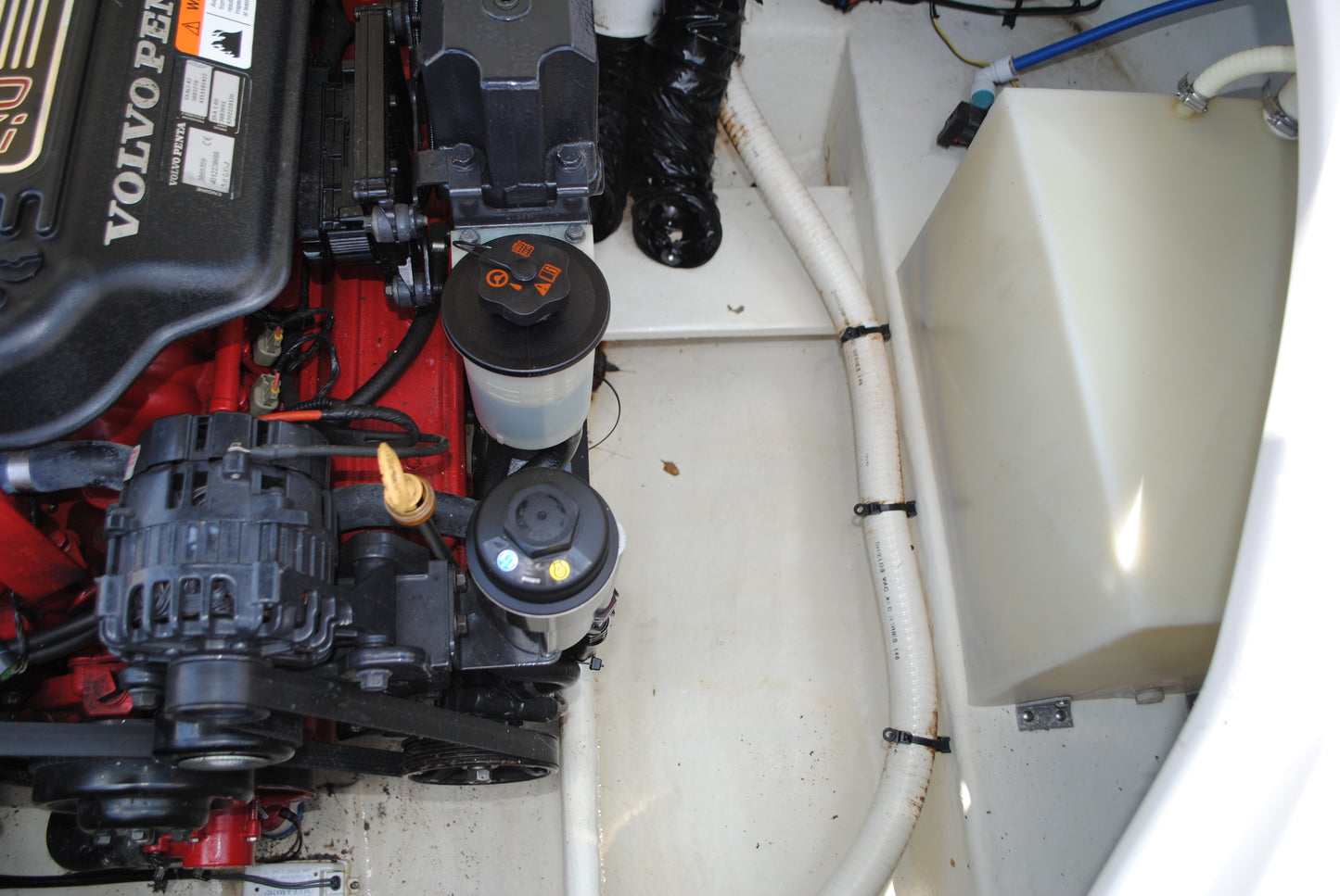 2008 21' FOURWINNS F204 DECKBOAT