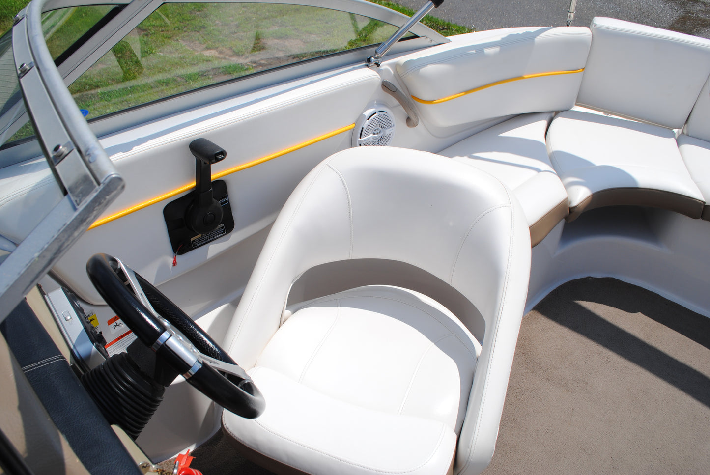 2008 21' FOURWINNS F204 DECKBOAT