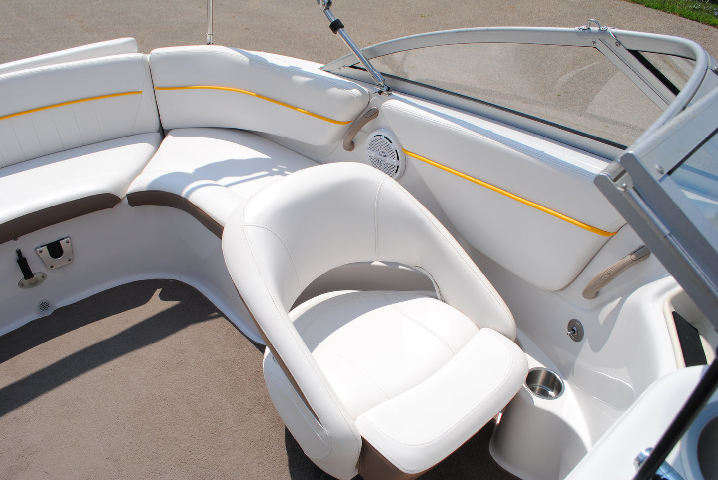 2008 21' FOURWINNS F204 DECKBOAT