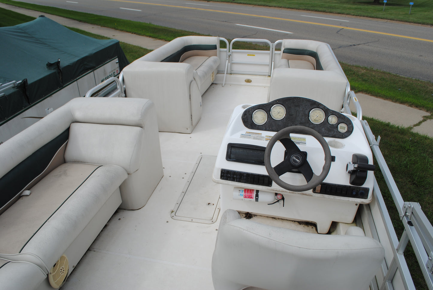 2005 22' HURRICANE DECKBOAT 226RE