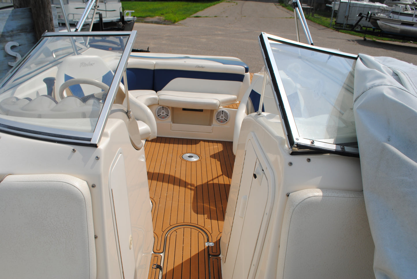 2001 23' RINKER CAPTIVA 32 BR