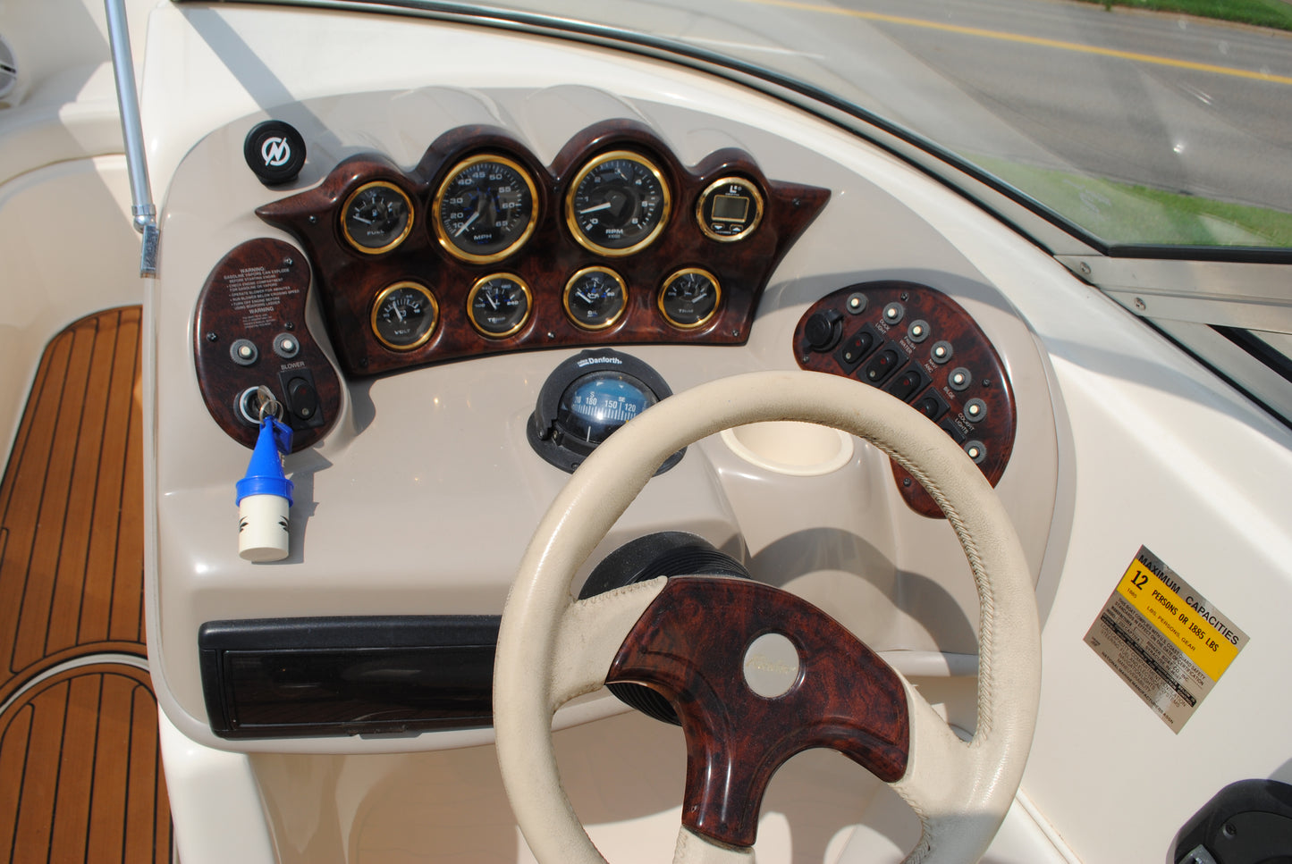 2001 23' RINKER CAPTIVA 32 BR